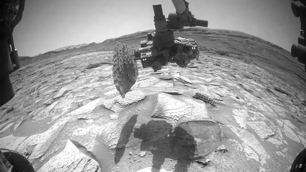 NASA’s Curiosity rover accidentally pulled a rock out of Mars | ScienceDaily