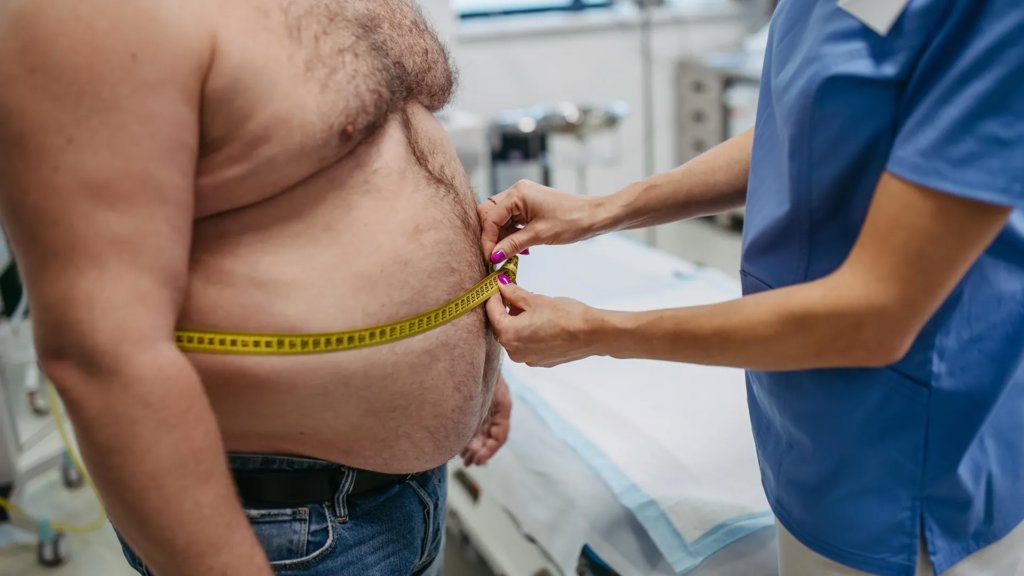 Your waist size may reveal health risks BMI misses | ScienceDaily