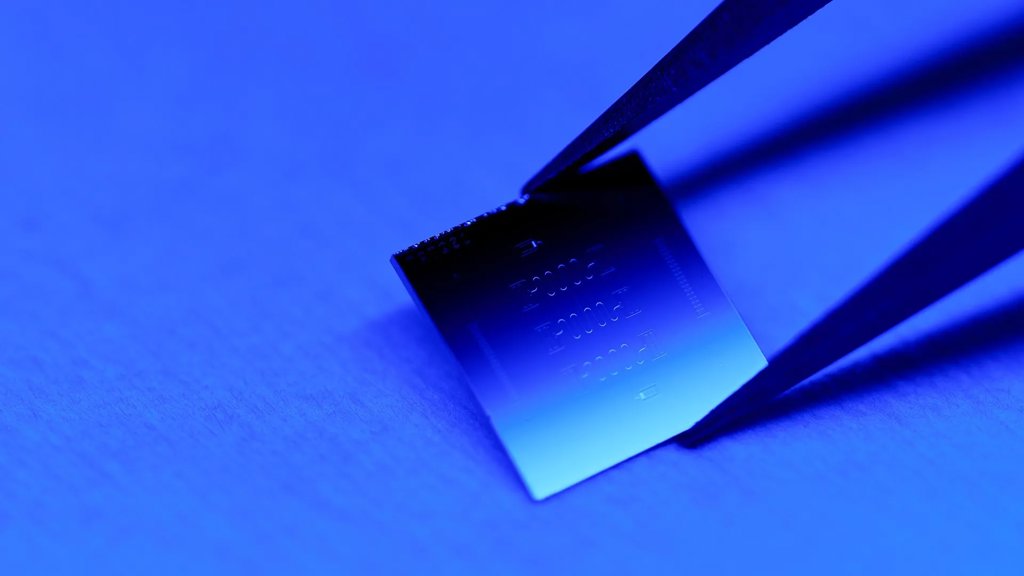 Princeton’s new quantum chip marks a major step toward quantum advantage | ScienceDaily