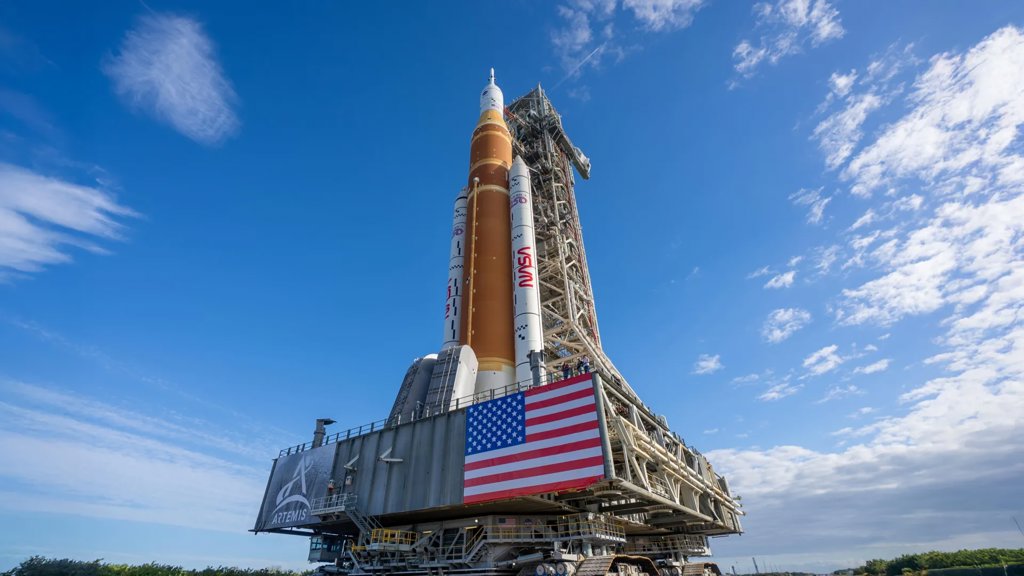 NASA is set to send astronauts around the Moon again | ScienceDaily