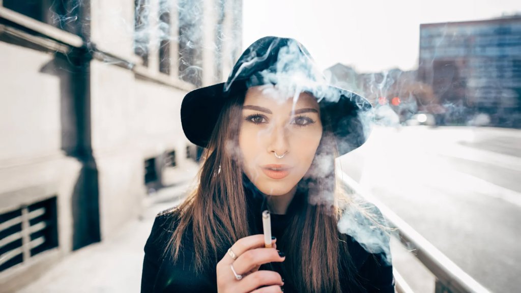 Just a few cigarettes a day can damage your heart for decades | ScienceDaily