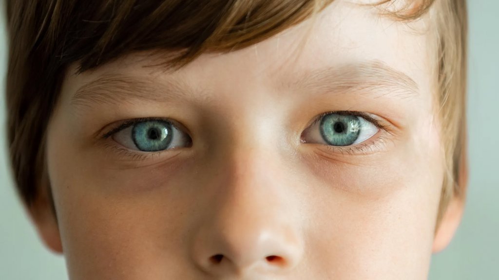 A missing color in indoor light may help prevent myopia | ScienceDaily