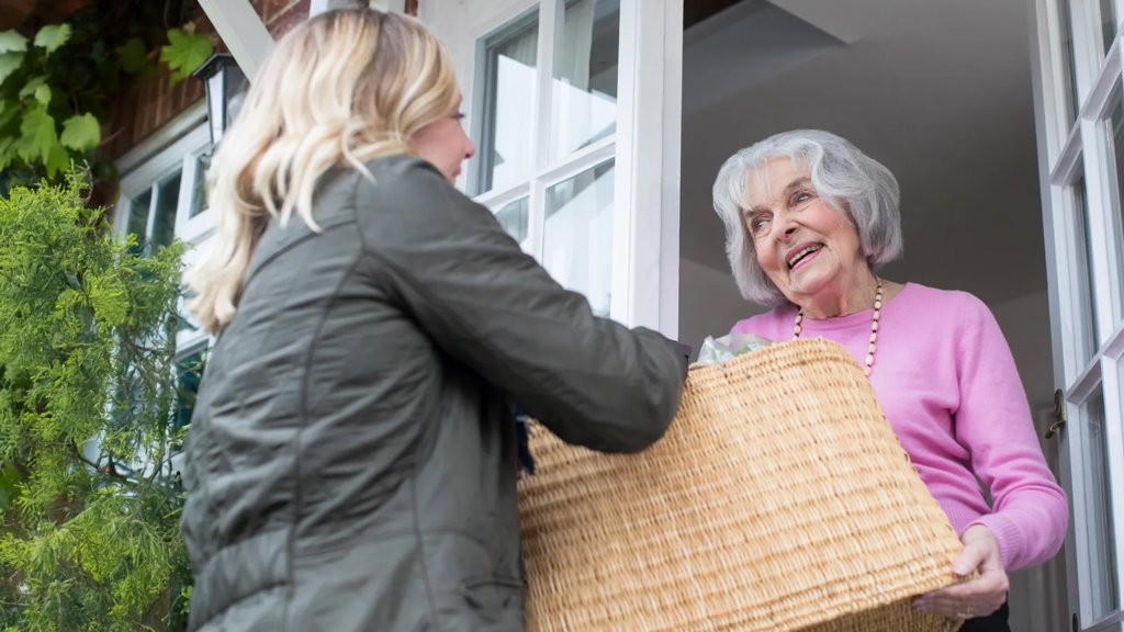 Helping others for a few hours a week may slow brain aging | ScienceDaily