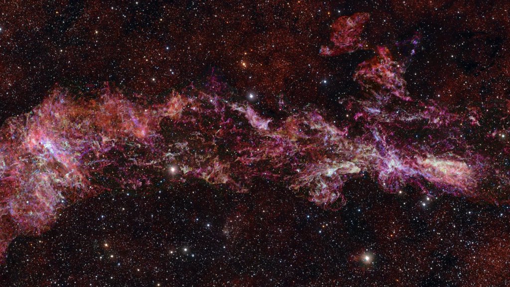 ALMA captures the most detailed image ever of the Milky Way’s turbulent core | ScienceDaily