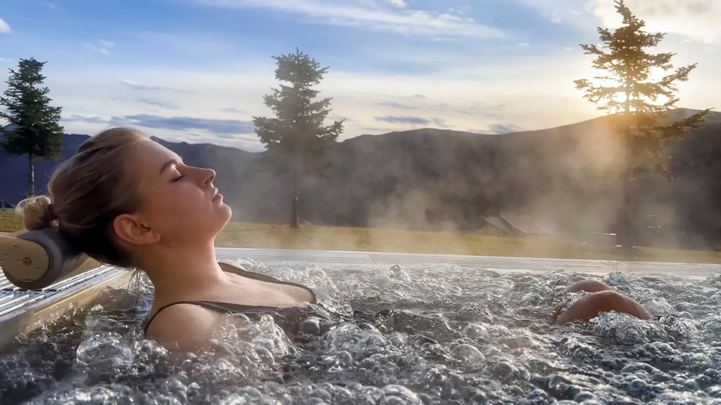 New research shows hot tubs trigger surprising health benefits saunas don’t | ScienceDaily