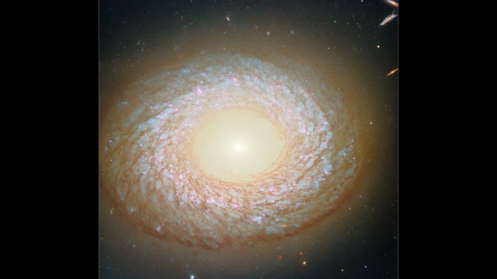Hubble finds a hybrid galaxy with a mysterious and violent past | ScienceDaily