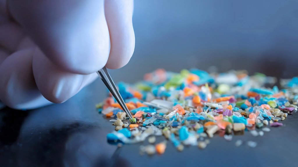 Scientists shocked to find lab gloves may be skewing microplastics data | ScienceDaily