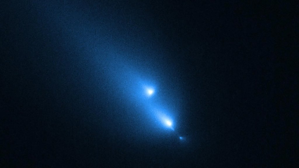 NASA’s Hubble accidentally caught a comet breaking apart in real time | ScienceDaily