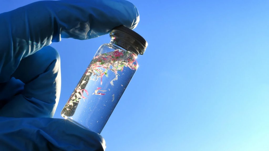 New research reveals what&rsquo;s really hiding in bottled water | ScienceDaily