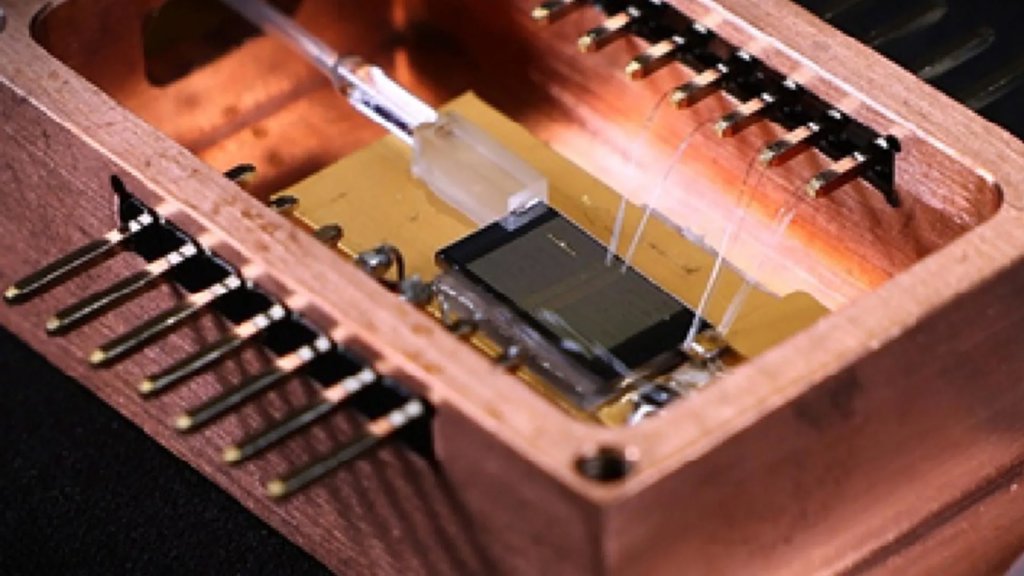 This tiny laser could transform how we see and sense the world | ScienceDaily