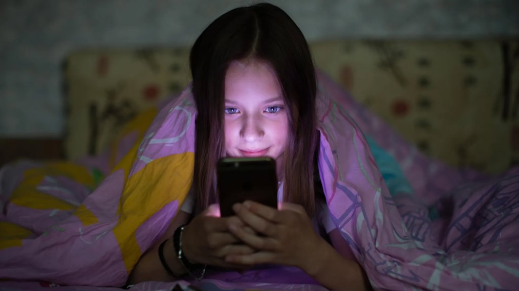 Too much screen time may be hurting kids&rsquo; hearts | ScienceDaily