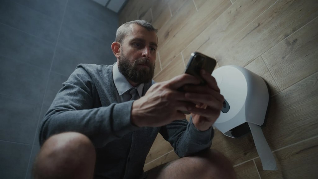 Study finds phone use on the toilet may cause painful medical condition | ScienceDaily
