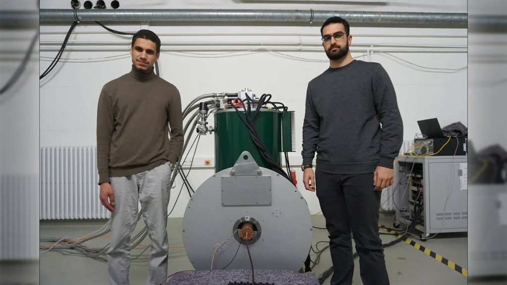 Students build a “cosmic radio” to listen for dark matter | ScienceDaily