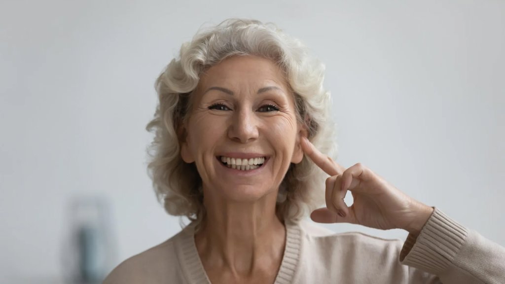 Hearing aids didn’t boost memory tests but dementia risk dropped | ScienceDaily