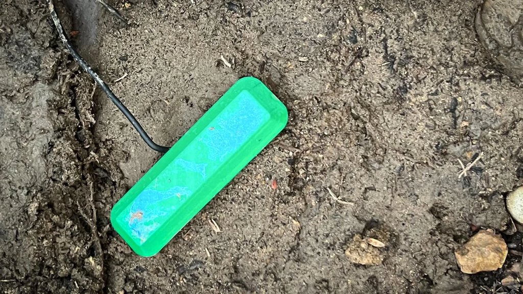 Scientists develop dirt-powered fuel cell that could replace batteries | ScienceDaily