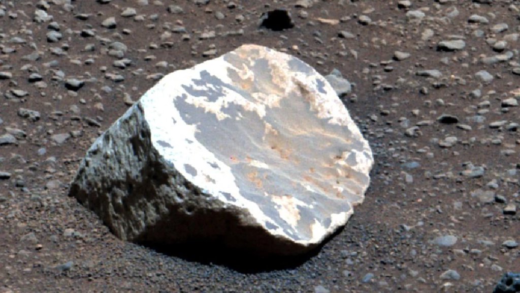 Strange white rocks on Mars hint at millions of years of rain | ScienceDaily