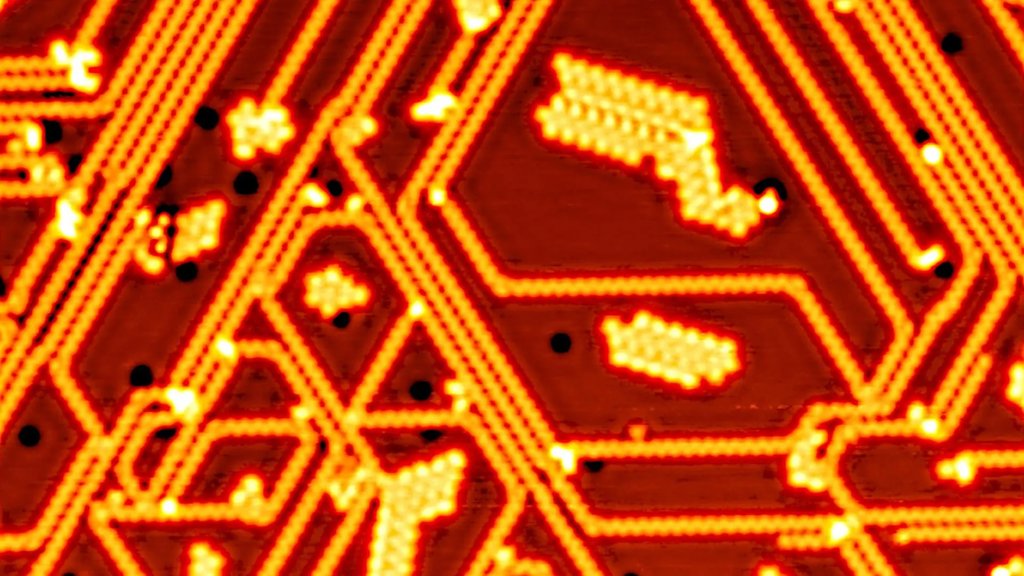 Scientists confirm one-dimensional electron behavior in phosphorus chains | ScienceDaily