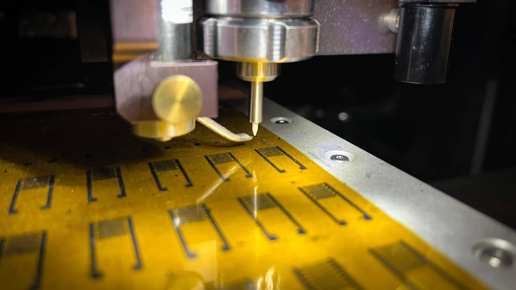 Artificial neurons successfully communicate with living brain cells | ScienceDaily