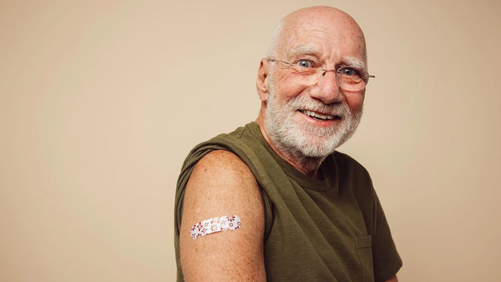 A routine shingles shot may offer powerful defense against dementia | ScienceDaily
