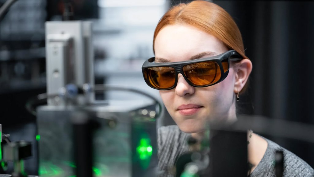 This glowing particle in a laser trap may reveal how lightning begins | ScienceDaily