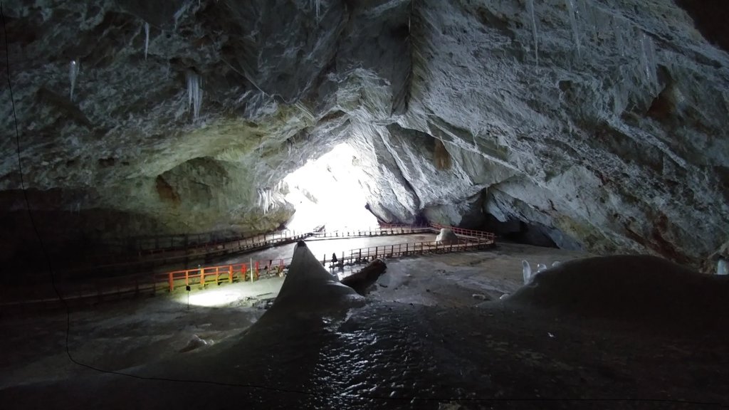 Frozen for 5,000 years, this ice cave bacterium resists modern antibiotics | ScienceDaily