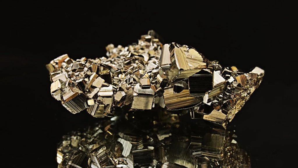 Fool’s gold isn’t so foolish: Scientists find hidden treasure in pyrite | ScienceDaily