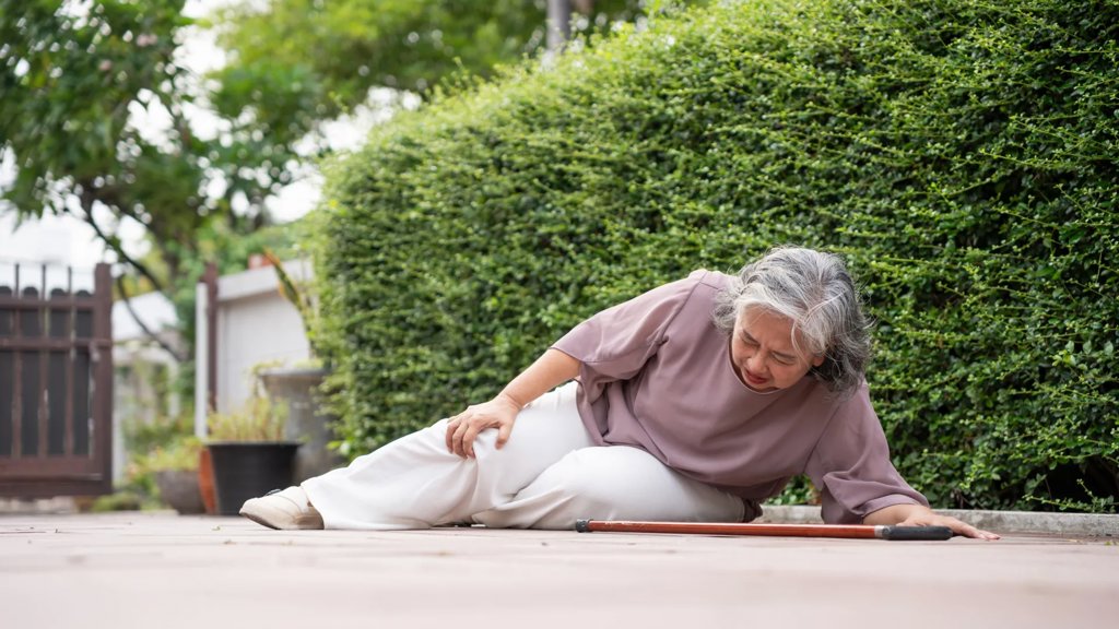 Millions with dementia still prescribed drugs linked to falls and confusion | ScienceDaily