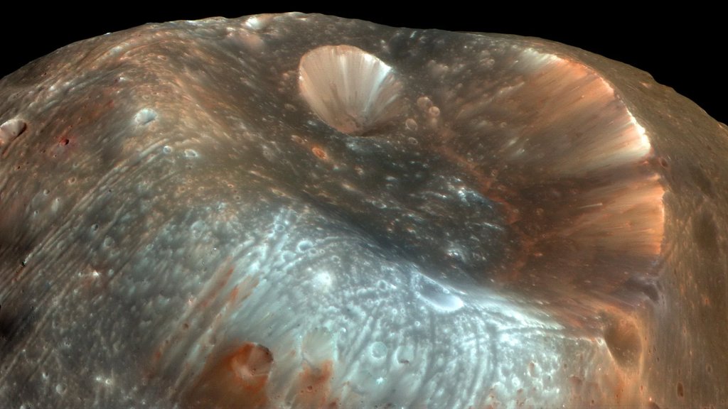 A giant crater may reveal the origin of Mars’ doomed moon | ScienceDaily